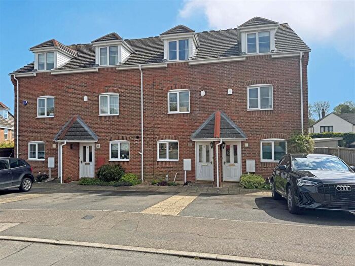 3 Bedroom Terraced House For Sale In The Courtyard, Stamford, PE9