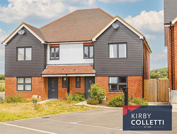 4 Bedroom Semi-Detached House To Rent In Meadow View, Nazeing, EN9