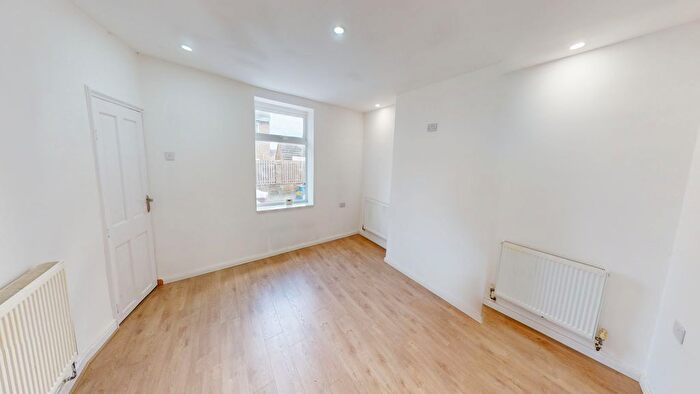 3 Bedroom End Terrace House To Rent In Hill Top Lane, Allerton, Bradford, BD15