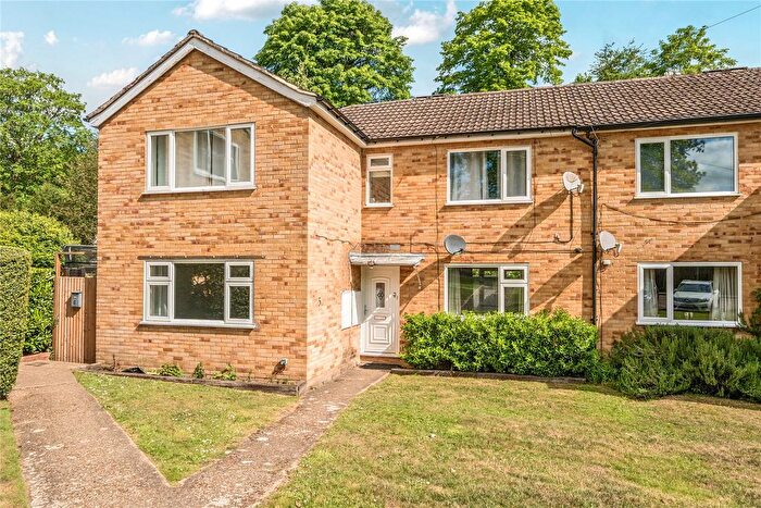 2 Bedroom Maisonette For Sale In Row Town, Addlestone, Surrey, KT15