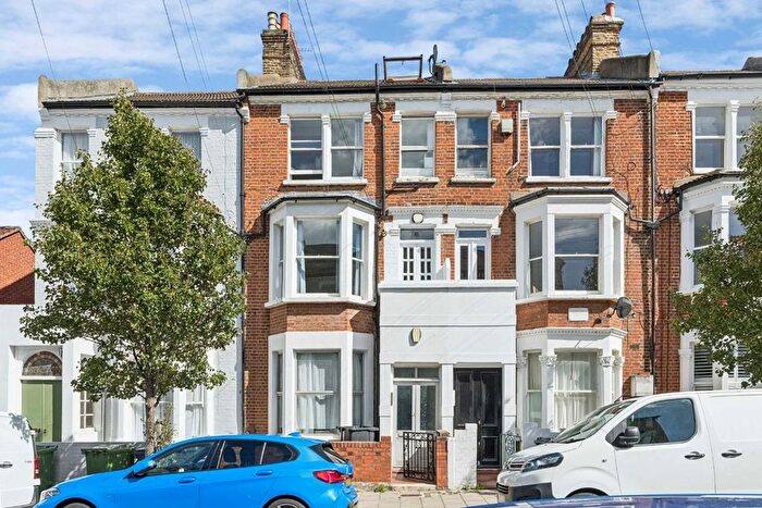 3 Bedroom Flat To Rent In Prideaux Road, Stockwell, SW9