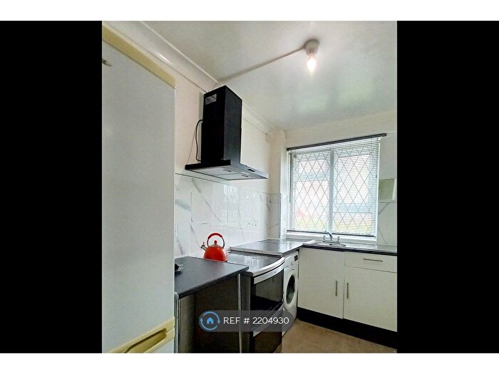 2 Bedroom Flat To Rent In Thealby Close, Leeds, LS9