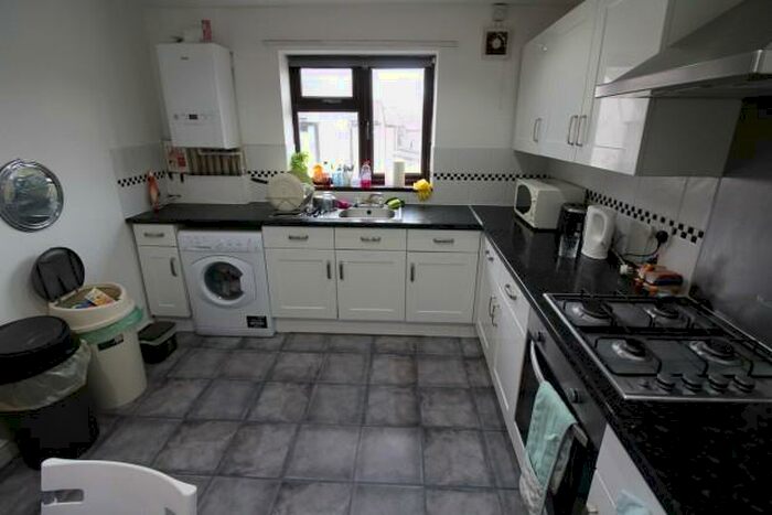 3 Bedroom Flat To Rent In Coburn Street - Cardiff, CF24