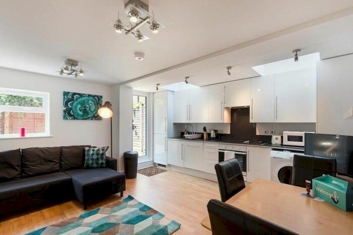 2 Bedroom Flat To Rent In Thorparch Rd, London, SW8