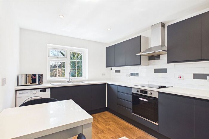 2 Bedroom Flat To Rent In Bath Road, Maidenhead, Berkshire, SL6