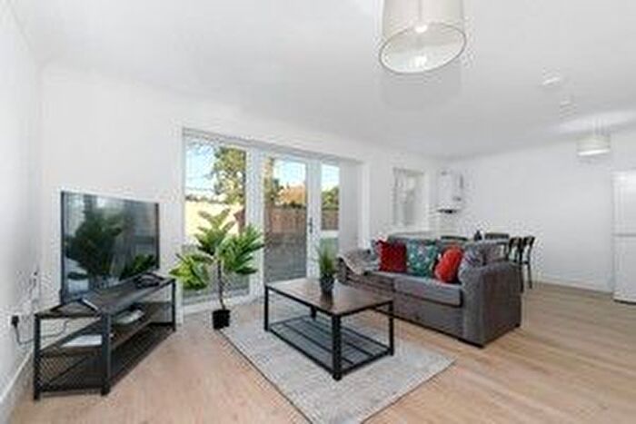 2 Bedroom Flat To Rent In Slough Road, Iver, SL0