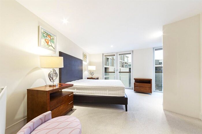 2 Bedroom Apartment To Rent In Quadrant Walk, Canary Wharf, London, E14