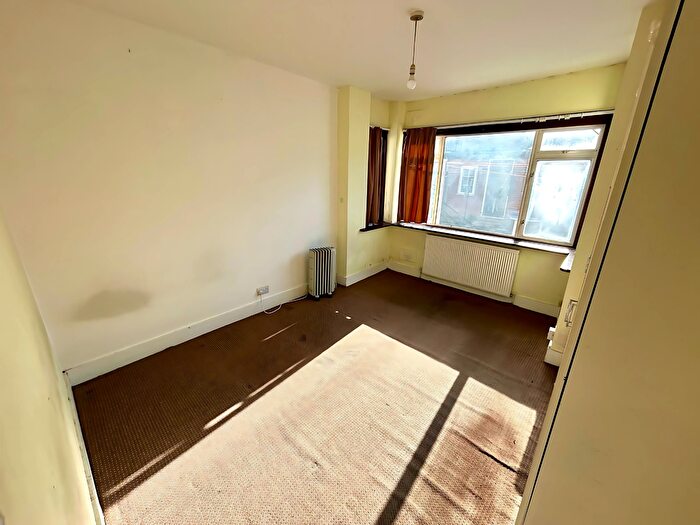 3 Bedroom Flat To Rent In Second Avenue, London, E12
