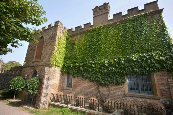 2 Bedroom Detached House For Sale In Montefiore Avenue, Ramsgate, Kent, CT11