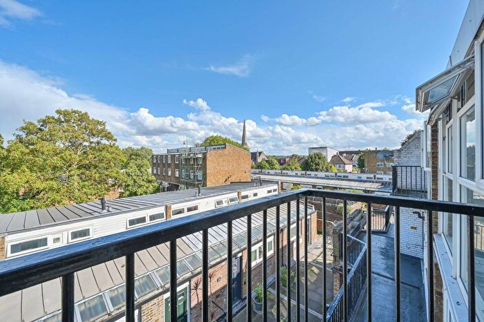 3 Bedroom Maisonette To Rent In Hardel Walk, Tulse Hill, London, SW2