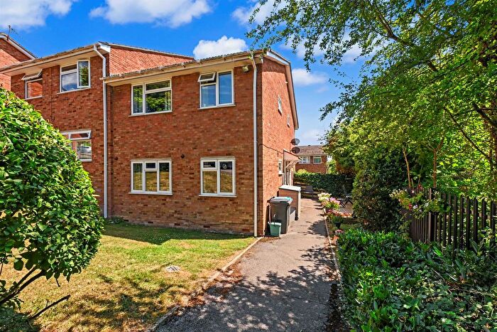 2 Bedroom Flat For Sale In Chiltern Park Avenue, Berkhamsted, HP4