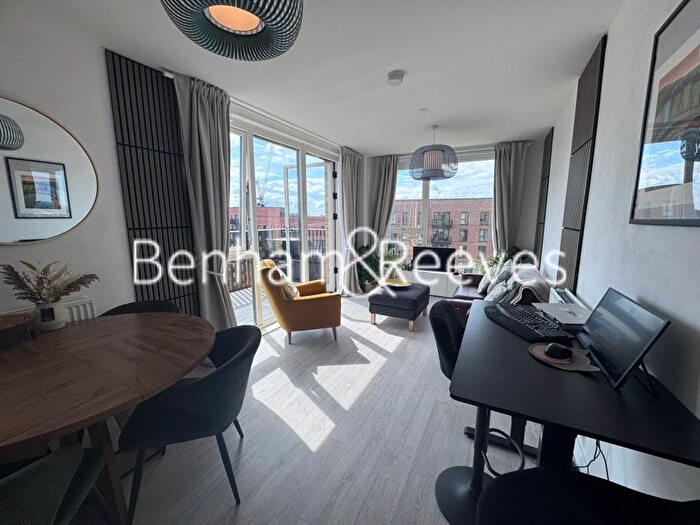 2 Bedroom Flat To Rent In Farine Avenue, Hayes, UB3