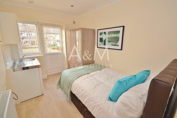 Studio To Rent In Fencepiece Road, Hainault, IG6