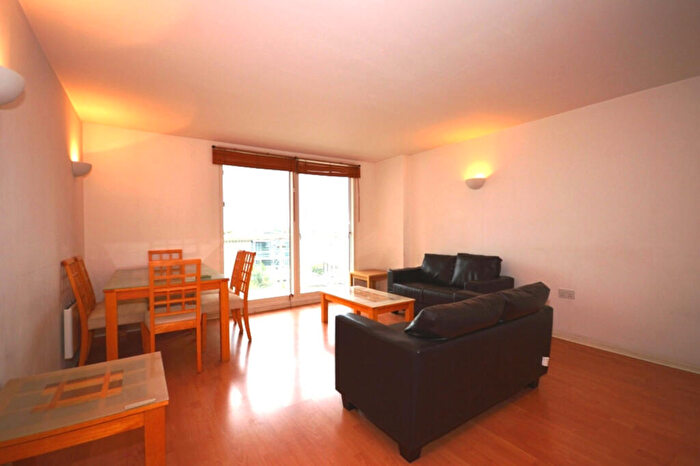 3 Bedroom Flat To Rent In Aurora Building, Blackwall Way, E14