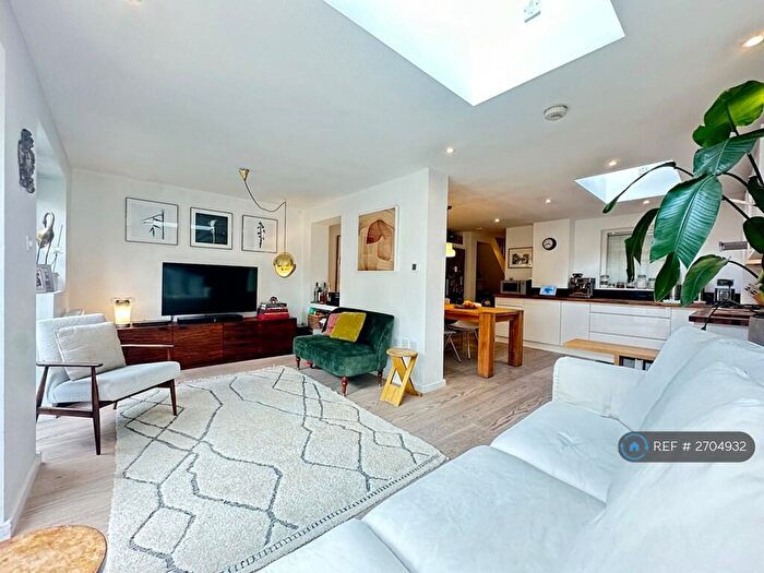 2 Bedroom Flat To Rent In Derwent Grove, London, SE22