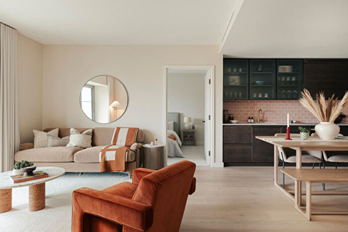 2 Bedroom Apartment For Sale In Starboard Way, London, E16