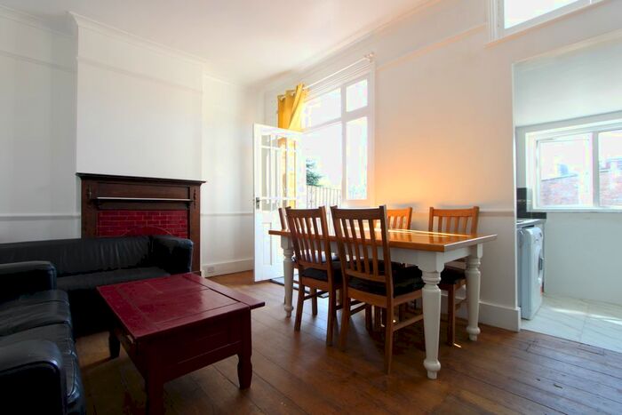 4 Bedroom Flat To Rent In Undine Street, Tooting Broadway, SW17