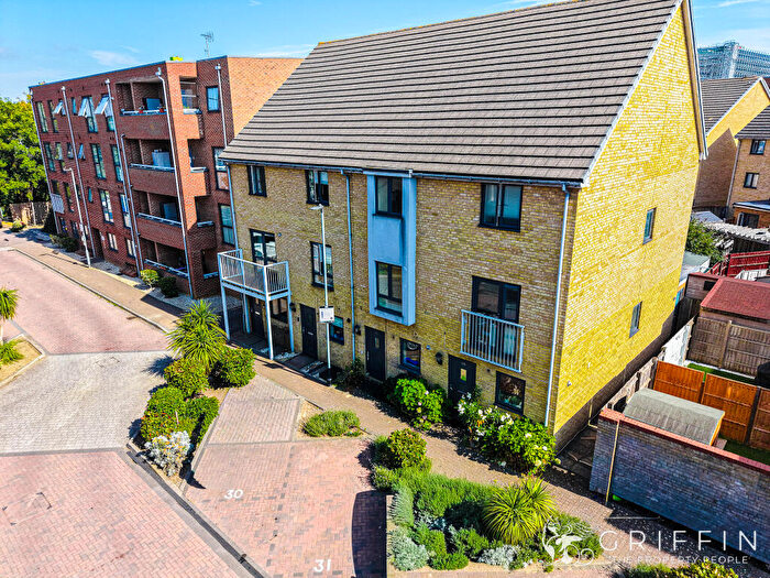 4 Bedroom Town House For Sale In Draper Close, West Thurrock, RM20
