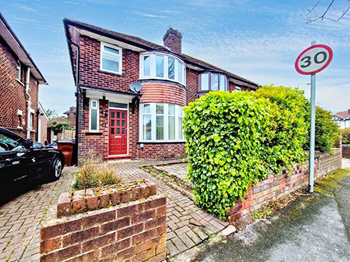 3 Bedroom Semi-Detached House To Rent In Hardmans Road, Whitefield, M45