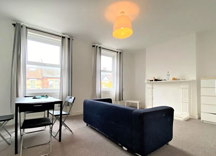 3 Bedroom Flat To Rent In High Street Colliers Wood, Colliers Wood, SW19