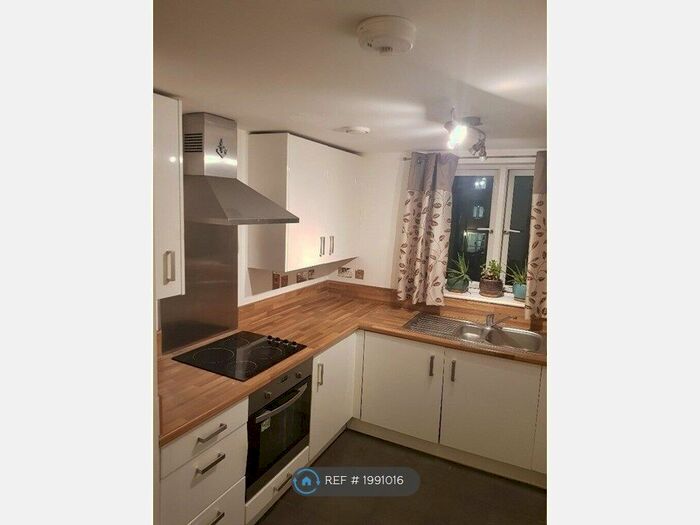 2 Bedroom Flat To Rent In Fusiliers Way, Hounslow, TW4