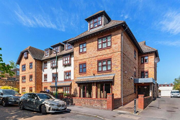 1 Bedroom Apartment For Sale In Nightingale Lane, Wanstead, E11