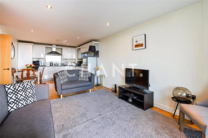 2 Bedroom Apartment For Sale In Kingsway, Finchley, London, N12