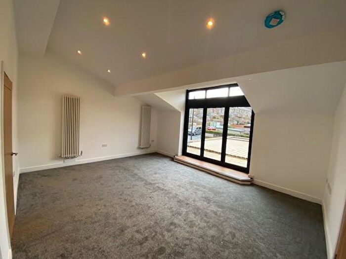 2 Bedroom Flat To Rent In Bradford Road, West Yokshire, Shipley, BD18