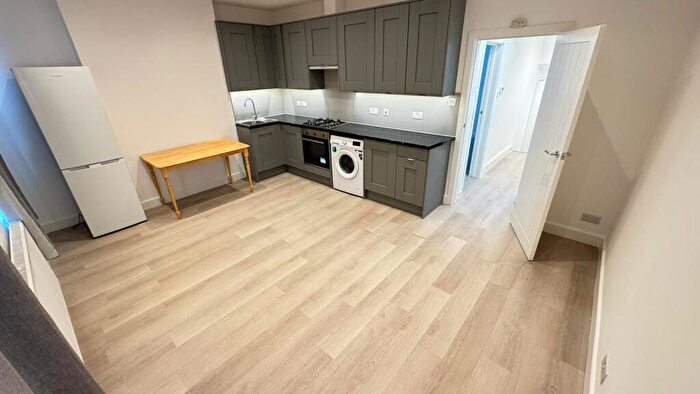 3 Bedroom Flat To Rent In Wood Green, N22