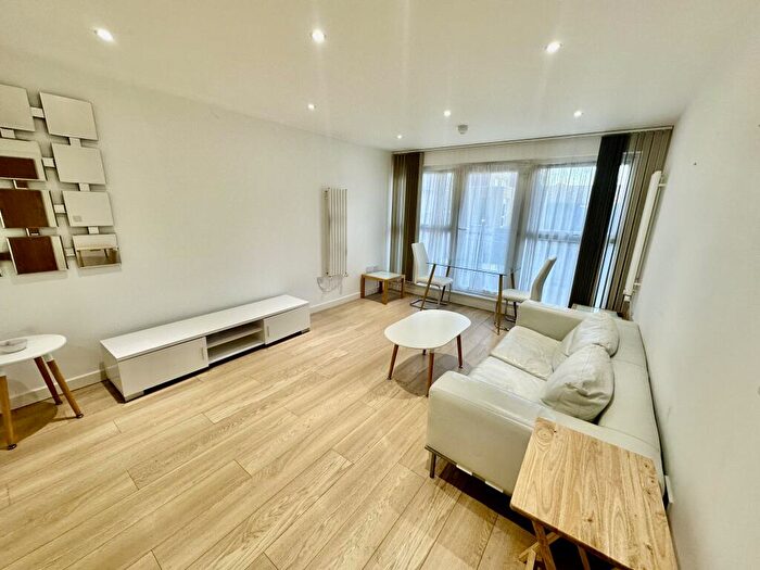 2 Bedroom Flat To Rent In Monarch Way, Ilford, IG2