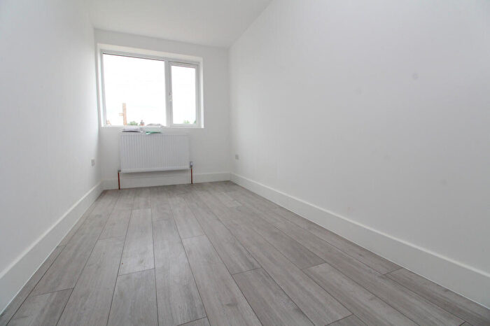 2 Bedroom Apartment To Rent In Blackfen Road, Sidcup, Kent, DA15