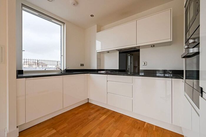 2 Bedroom Flat To Rent In Guthridge Close, Tower Hamlets, London, E14