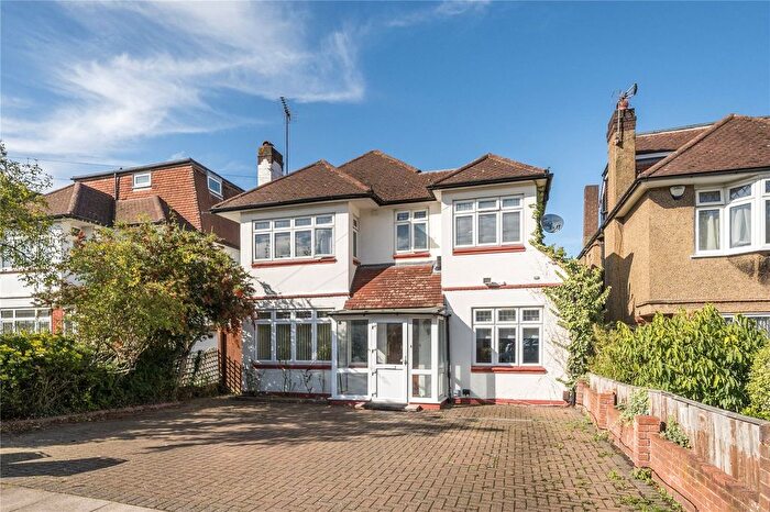 5 Bedroom Detached House For Sale In Greenway, London, N20