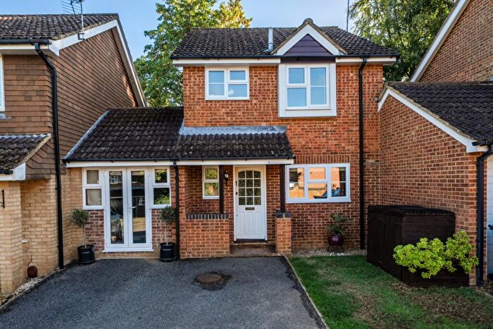 3 Bedroom Link Detached House For Sale In College Hill, Godalming, Surrey, GU7