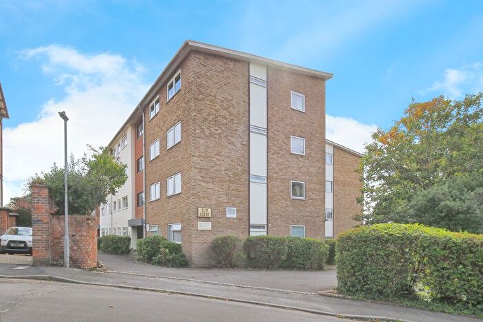 2 Bedroom Flat For Sale In Elm Grove Road, Salisbury, SP1