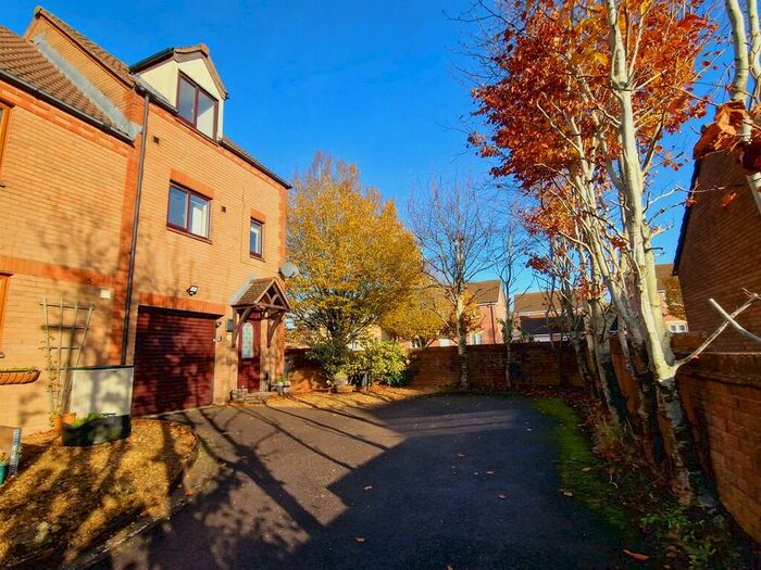 3 Bedroom Semi-Detached House To Rent In Abbotsbury Way, Swindon, SN25