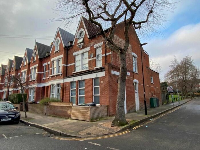 Studio To Rent In Fairbridge Road, Archway, London N19