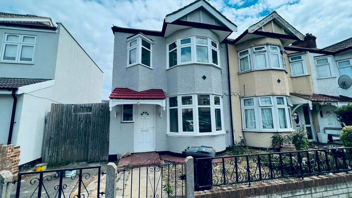 3 Bedroom Semi-Detached House To Rent In Brockenhurst Gardens, Ilford, IG1