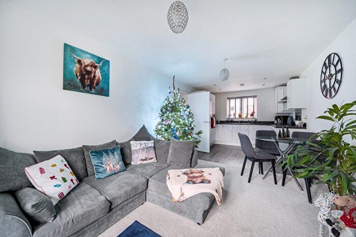 2 Bedroom Flat For Sale In Newman Square, Solihull, West Midlands, B90