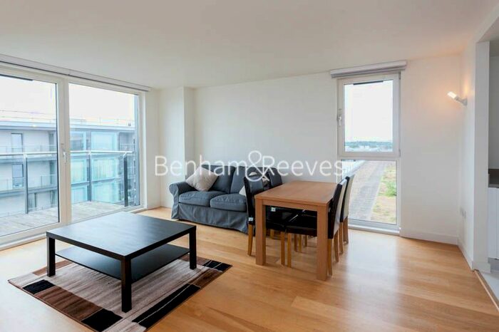 2 Bedroom Flat To Rent In Station Approach, Hayes, UB3