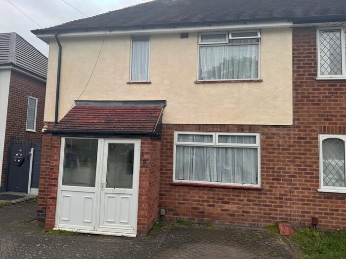 3 Bedroom Semi-Detached House To Rent In Campden Green, Solihull, B92