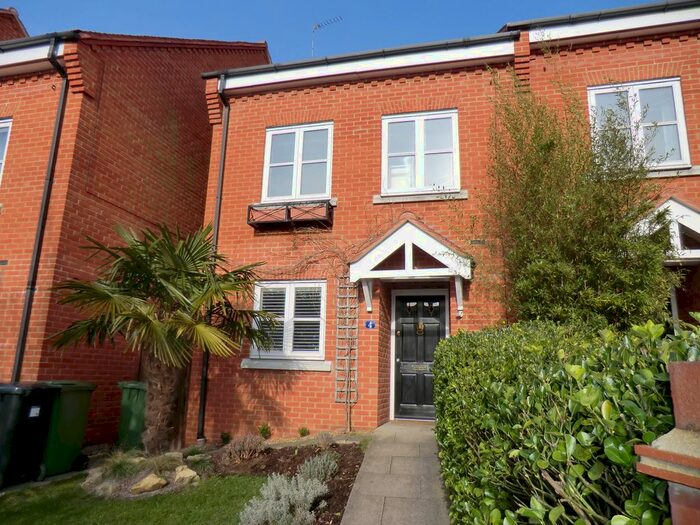 4 Bedroom Town House To Rent In Pegasus Place, St Albans, AL3