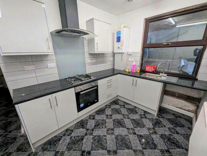 2 Bedroom Flat To Rent In Gold Tops, Newport, NP20