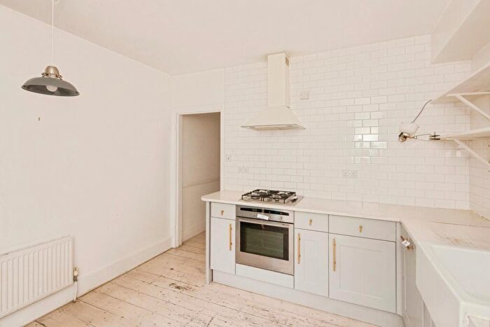 2 Bedroom Flat For Sale In Cavendish Road, London, SW12