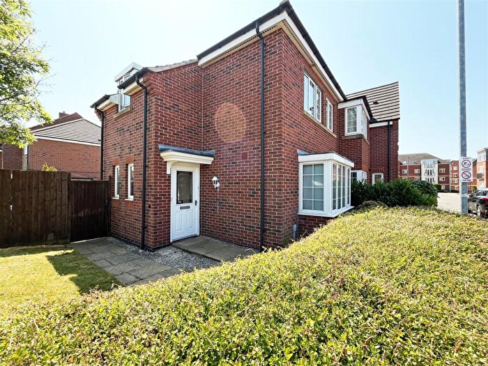 3 Bedroom Town House To Rent In Edison Way, Arnold, Nottingham, NG5