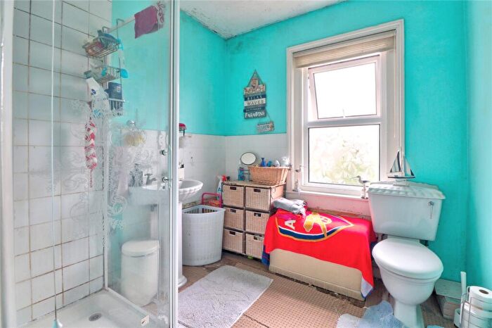 3 Bedroom Detached House For Sale In Grays Road, Farncombe, Godalming, Surrey, GU7