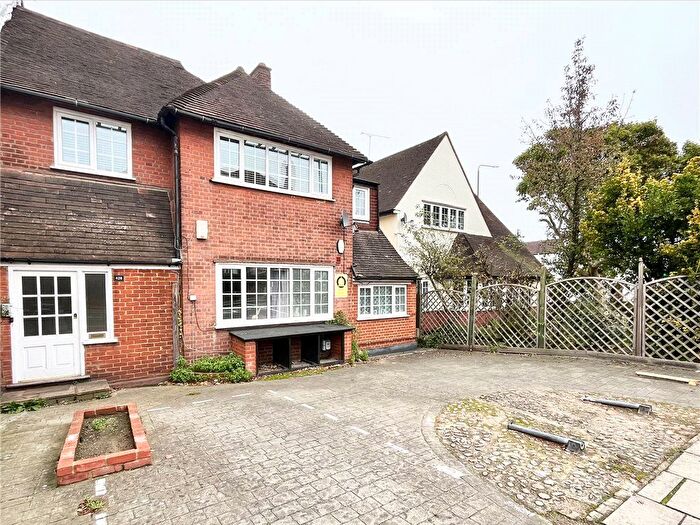 3 Bedroom Flat To Rent In Upper Richmond Road West, Richmond, TW10