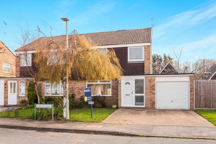 3 Bedroom Semi-Detached House To Rent In Pigott Road, Wokingham, RG40