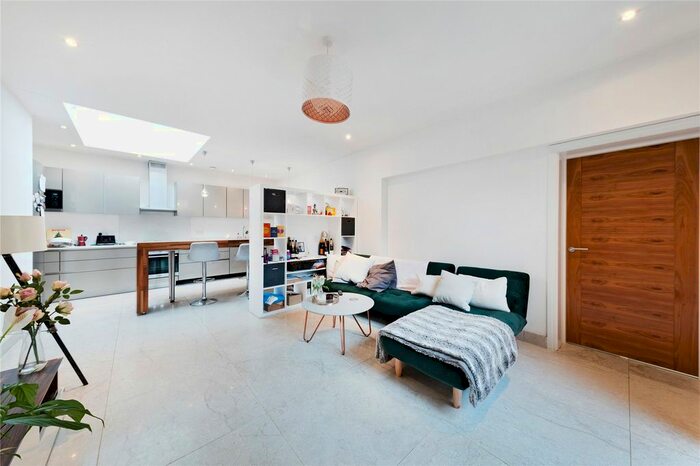 2 Bedroom Flat To Rent In Freshford Street, London, SW18