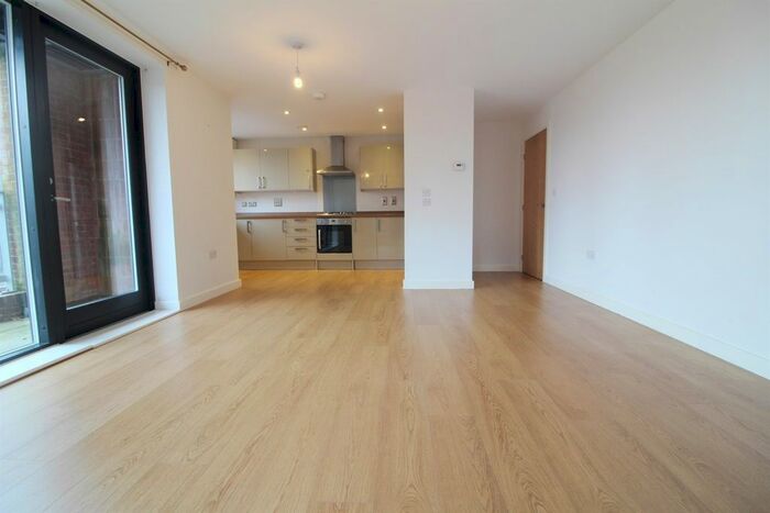 2 Bedroom Flat To Rent In Alleyne Close, Reading, RG1
